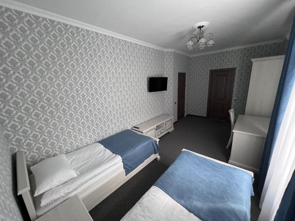 Двомісний номер з 2 окремими ліжками і окремою ванною кімнатою